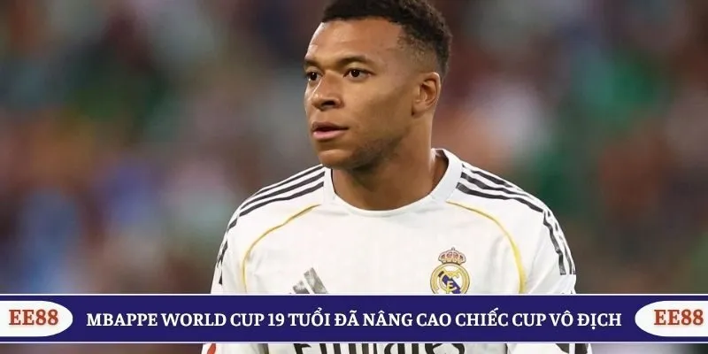Mbappe World Cup 19 tuổi đã nâng cao chiếc cup vô địch 
